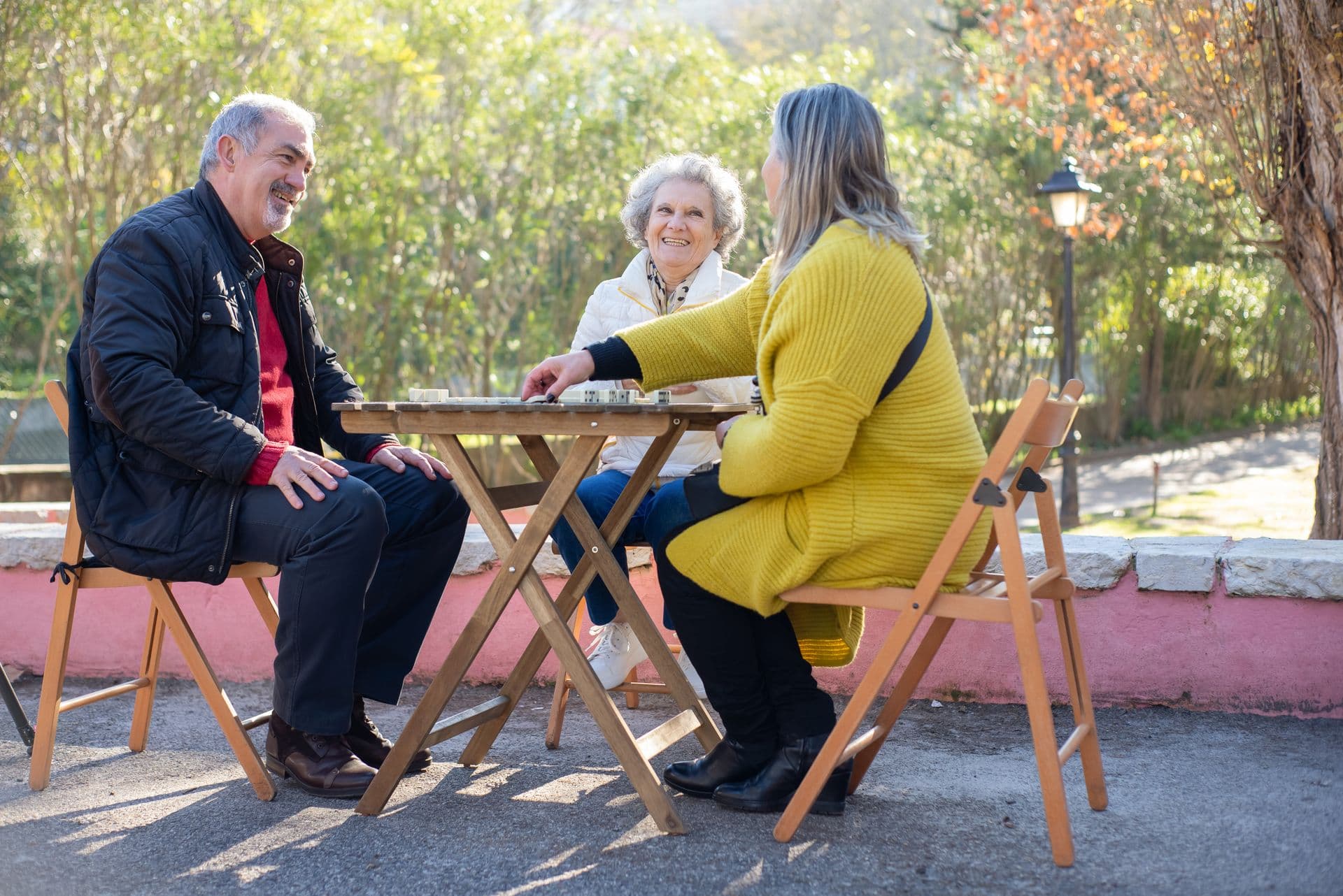 Jeux de société sur une table en bois, mains en action, enfants et adultes