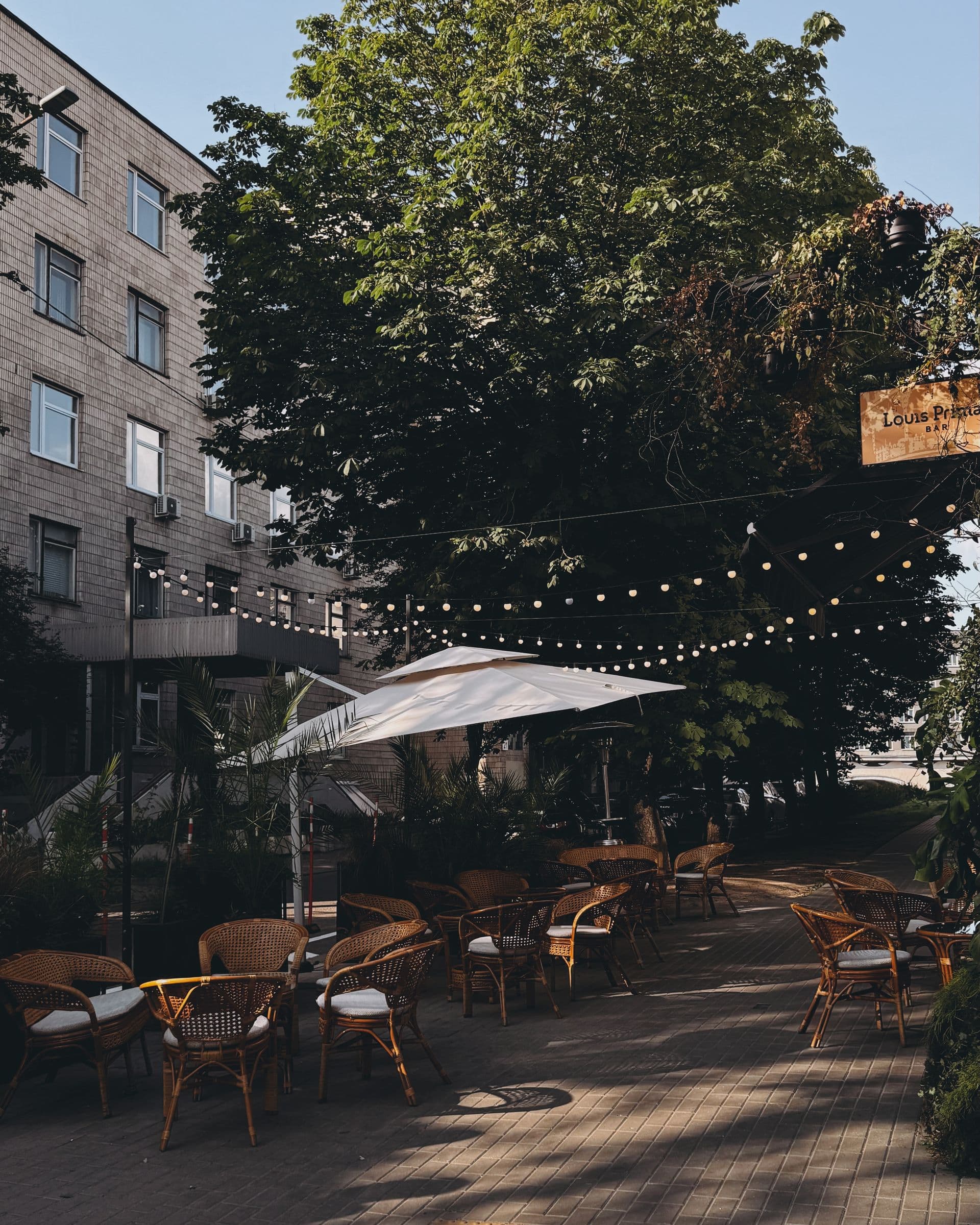 Ambiance soirée : terrasse sous les guirlandes lumineuses